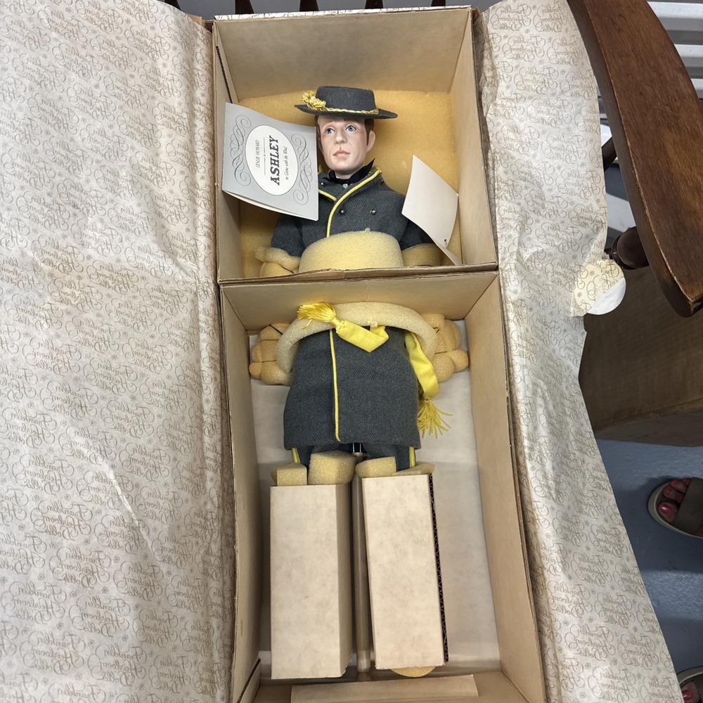 FRANKLIN MINT Heirloom Leslie Howard as Ashley Wilkes Gone With The Wind